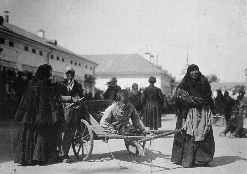 Паломники, пришедшие к монастырю в надежде исцелиться. Саров, 1903 год
