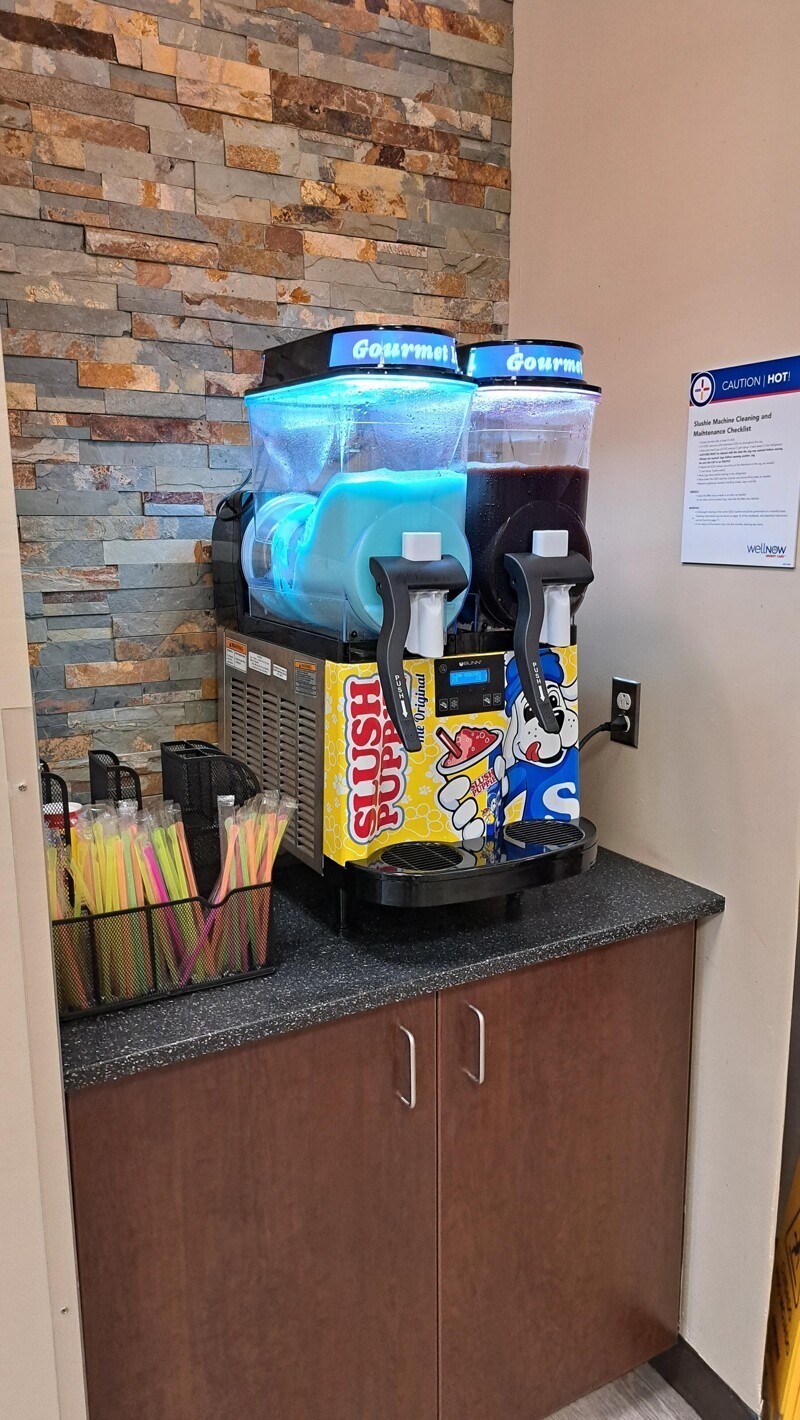 Машина для изготовления коктейлей из сока с мороженым в зале ожидания больницы скорой помощи поможет подкрепить силы при ожидании в очереди