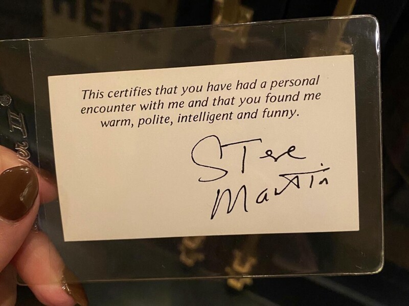 Актер Стив Мартин раздавал автографы вот на таких карточках, которые всегда носил с собой