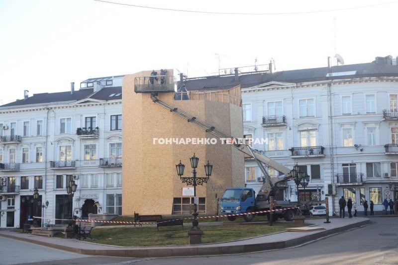 Стервятники ликуют: в Одессе сносят памятник Екатерине II