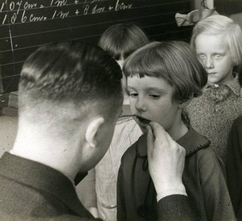 Дети на осмотре у школьного стоматолога, 1935