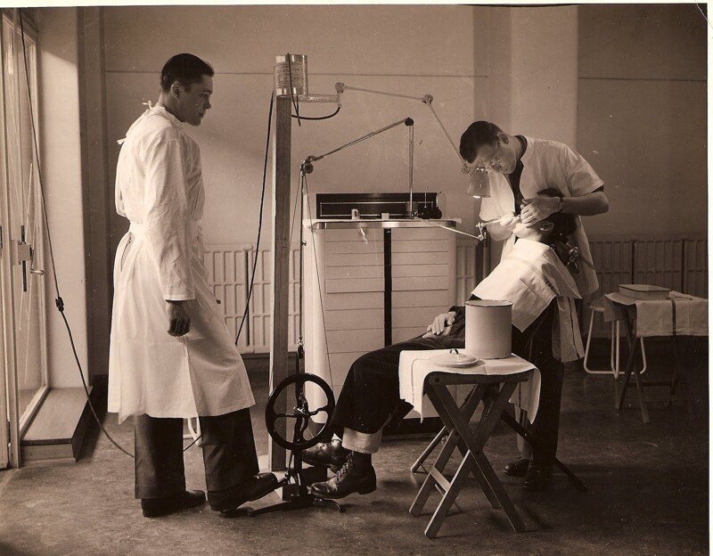 Стоматологическая бор-машина с ножным приводом. Первую такую изобрели в 1871 году в США