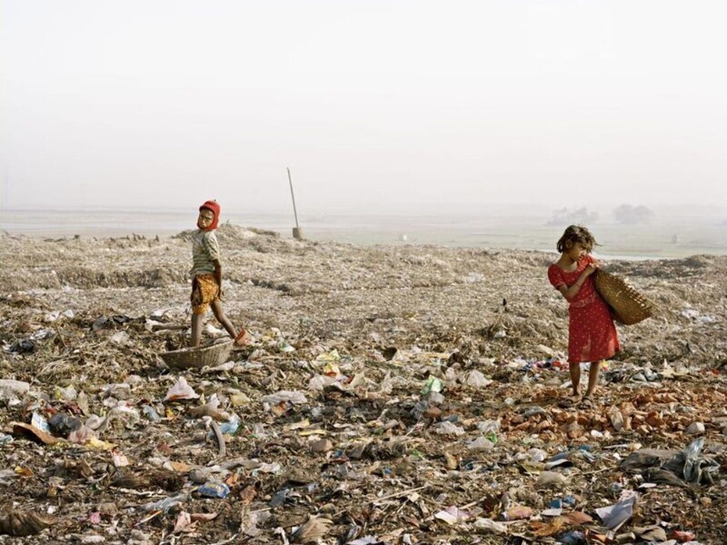 Бангладешские дети пытаются зарабатывать на жизнь продажей пластика, которые они отбирают из мусора. Фотография Джима Голдберга, 2007 год