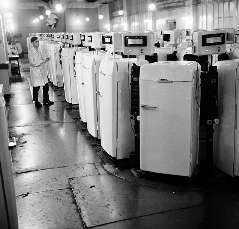  Москва, завод им. Лихачёва, на поточной линии контроля холодильников, 1961 год