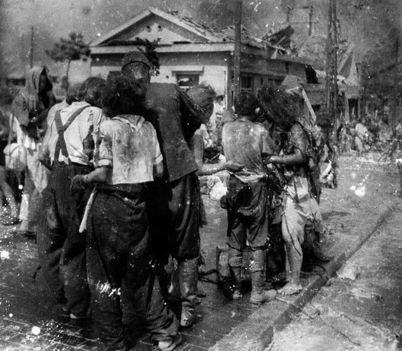 Выжившие и потрясенные жители Хиросимы собираются на улице через десять минут после атомного взрыва, 1945 год