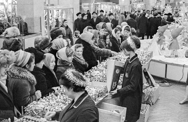 Продажа праздничных украшений в универмаге «Детский мир». Москва, 2 декабря 1968 год
