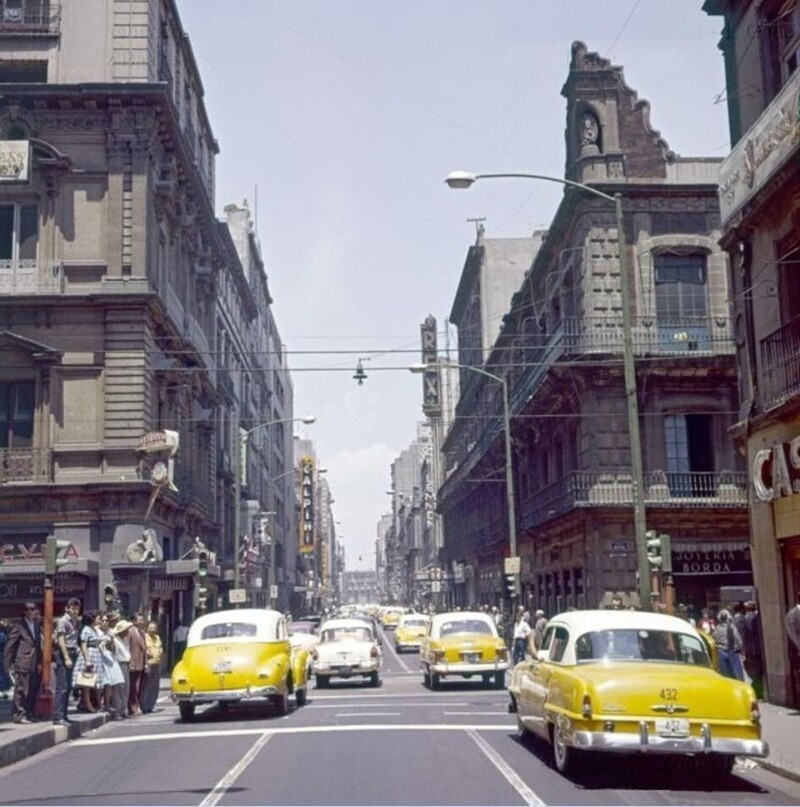 Мехико 1961 года демонстрирует неожиданное сходство с Нью-Йорком по обилию такси в структуре уличного трафика, фотограф Frank Baake