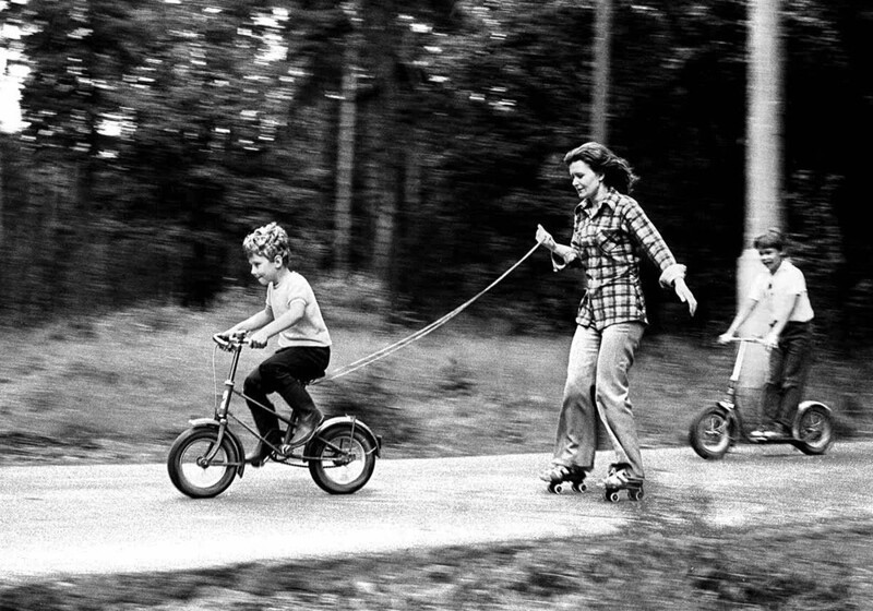Ну, помчались! С ветерком! А велосипед называется "Бабочка" 1979 год, Подмосковье, фото В. Златомрежев
