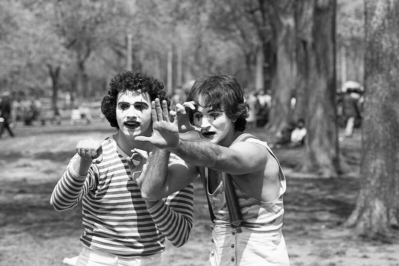 В 1974 году фотограф Дэниел Сорин сфотографировал двоих мимов в Нью-Йорке. 35 лет спустя он понял, что одним из них был тогда еще неизвестный Робин Уильямс.