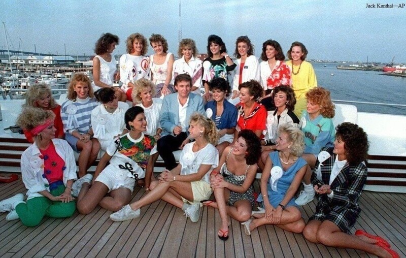 Дональд Трамп с конкурсантками "Мисс Штат" отдыхает на борту своей яхты в Атлантик-Сити, Нью-Джерси. 1988 год