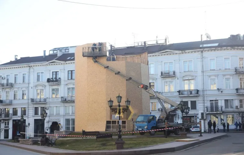 В Одессе снесли памятники Екатерине II и Александру Суворову