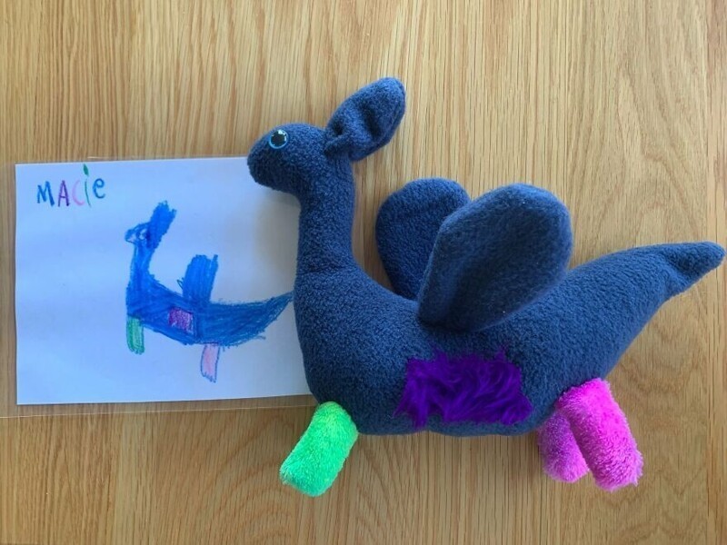 Учитель из Австралии делает игрушки по рисункам учеников