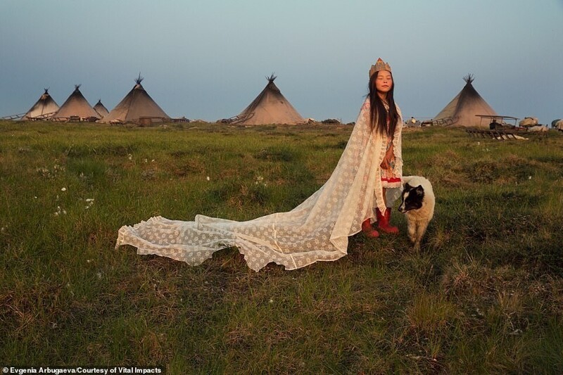 Девочка по имени Кристина из арктической тундры. Фотограф Евгения Арбугаева