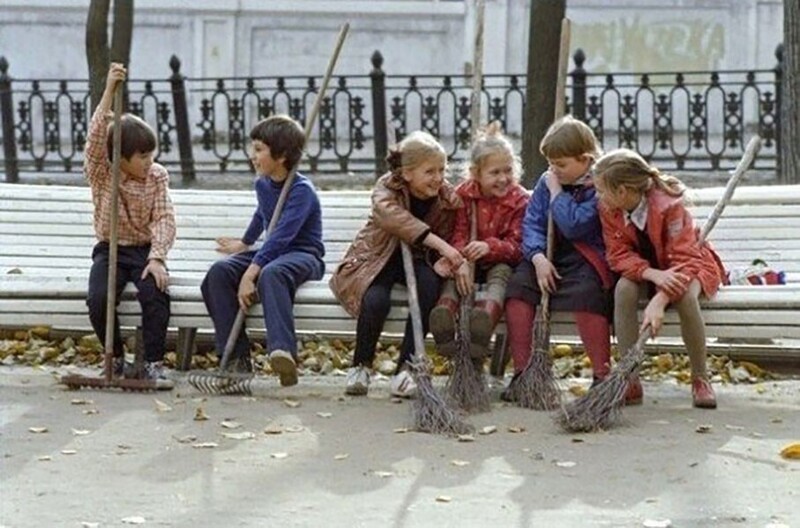 Школьники отдыхают во время субботника. Москва, осень 1983 года