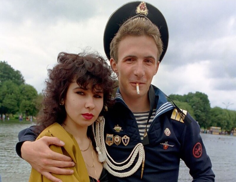 Моряк со своей девушкой на праздновании дня ВМФ в ЦПКиО им. Горького, г. Москва,1993 год