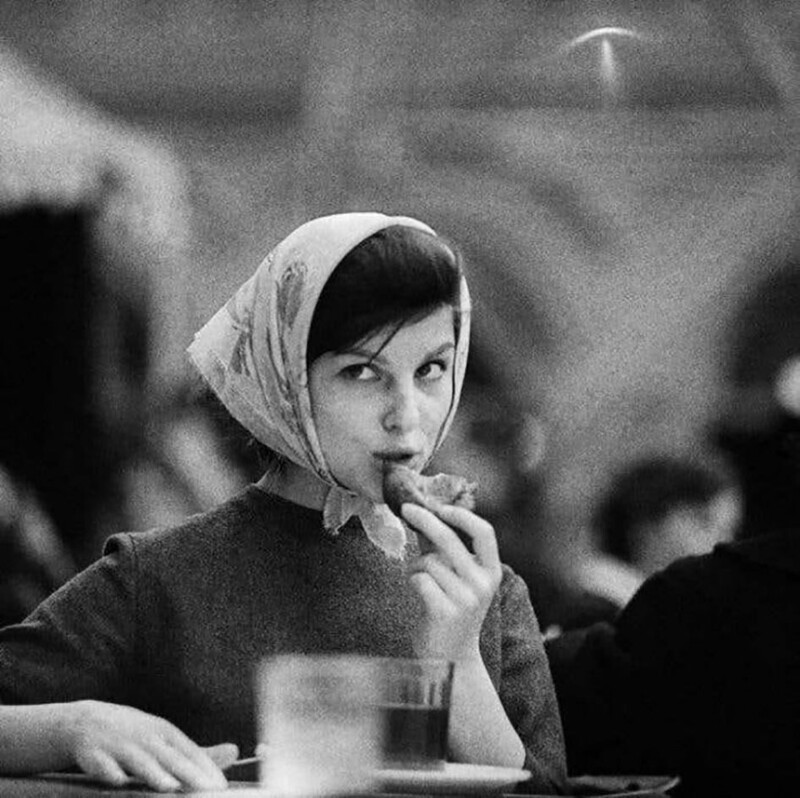 Девушка в столовой. Москва, 60-ые
