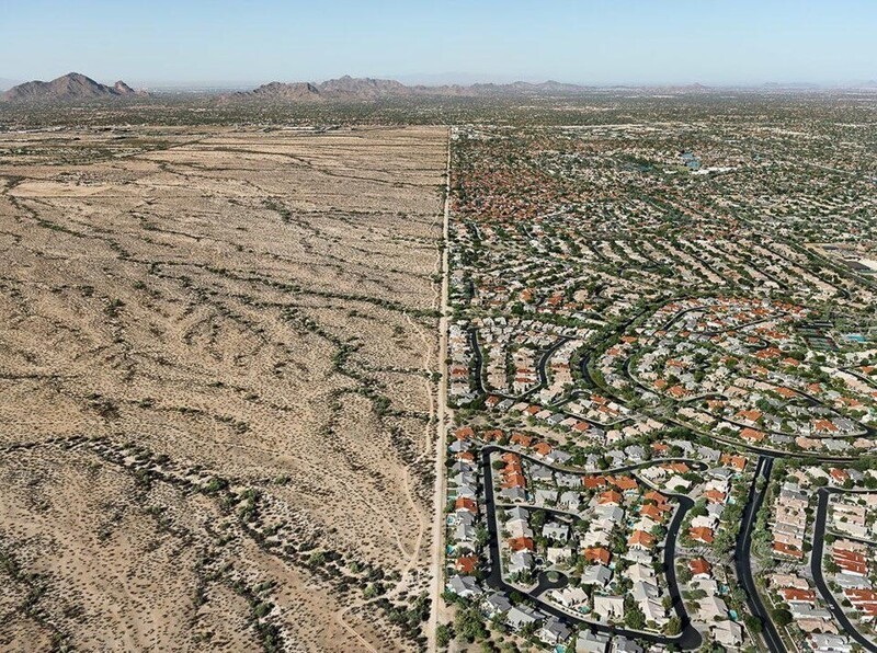 Они выглядят как две склеенные картинки, но на самом деле это одна фотография района Аризоны, который находится практически в пустыне