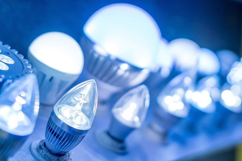 Почему мерцают энергосберегающие лампы в выключенном состоянии?