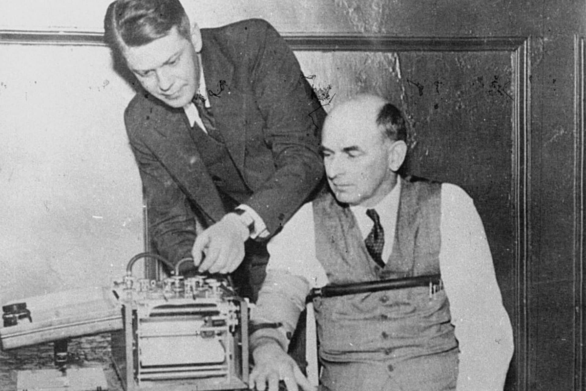 Первый детектор лжи. Уильям Марстон полиграф. Первый полиграф. Детектор лжи фото. Первый полиграф, сконструированный д. Ларсеном (1921)..