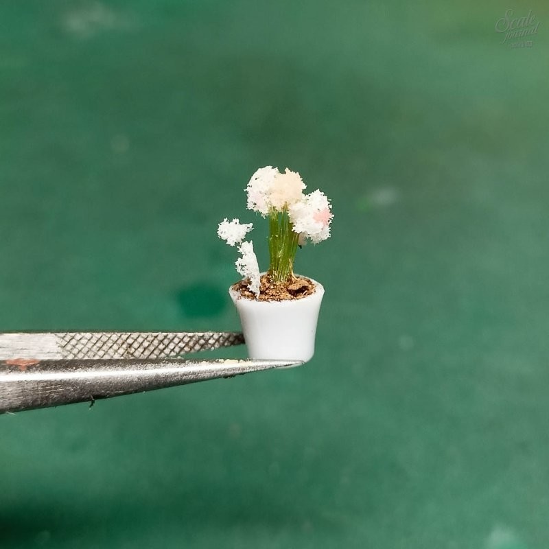 Горшок с цветком на подоконник