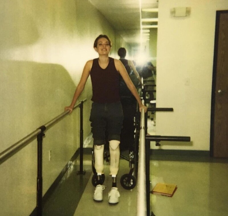 Девушка лишилась обеих ног после того, как почувствовала симптомы гриппа, но не сдалась - и стала спортсменкой