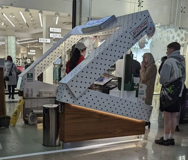 8. Торговая точка ресторана Krispy Kreme, продающего сладости, в форме коробки