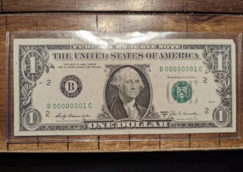 2. Долларовая банкнота 1969 года выпуска с серийным номером 1