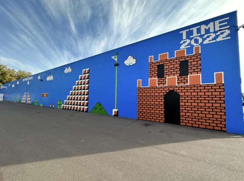 10. Первый уровень игры "Марио", нарисованный на стене здания