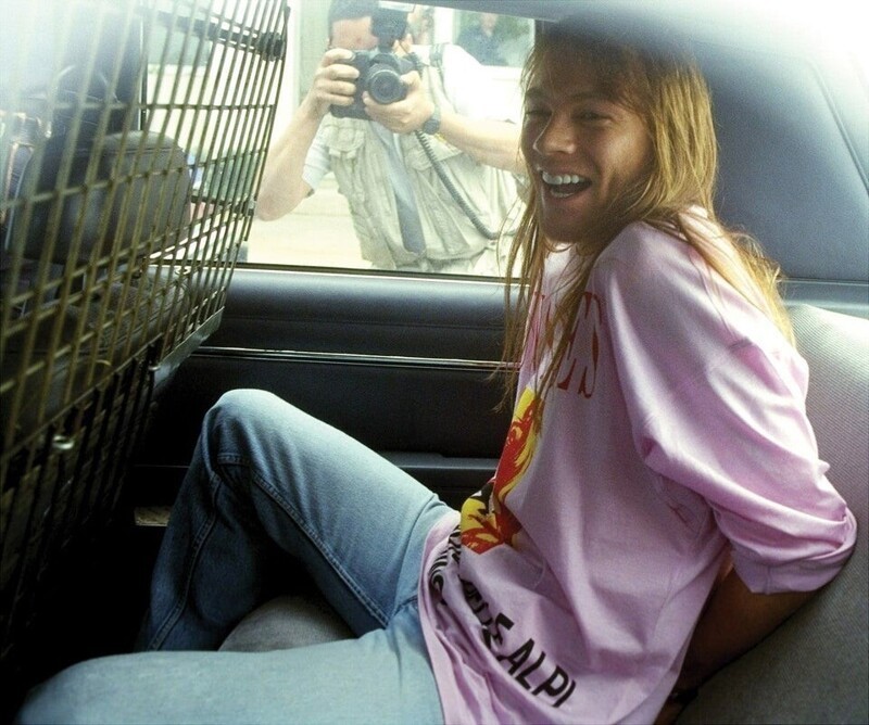 Эксл Роуз улыбается после ареста в 1992 году