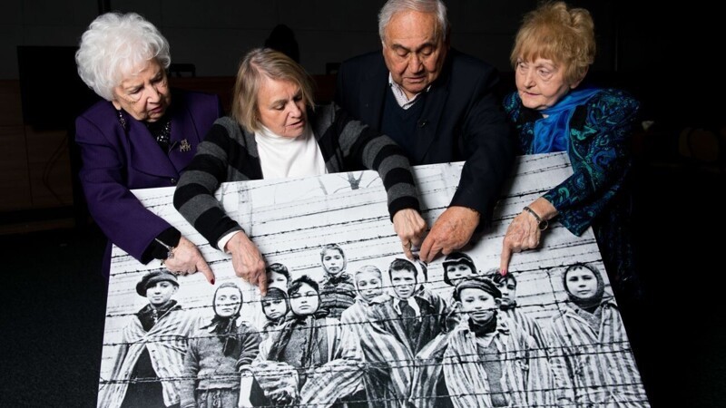 Выжившие в Освенциме узнают себя на этой фотографии