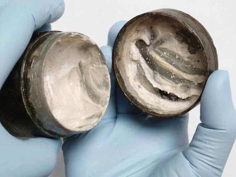Самому старому косметическому крему для лица в мире 2000 лет (с древнеримских времен), и на крышке до сих пор сохранились следы от пальцев