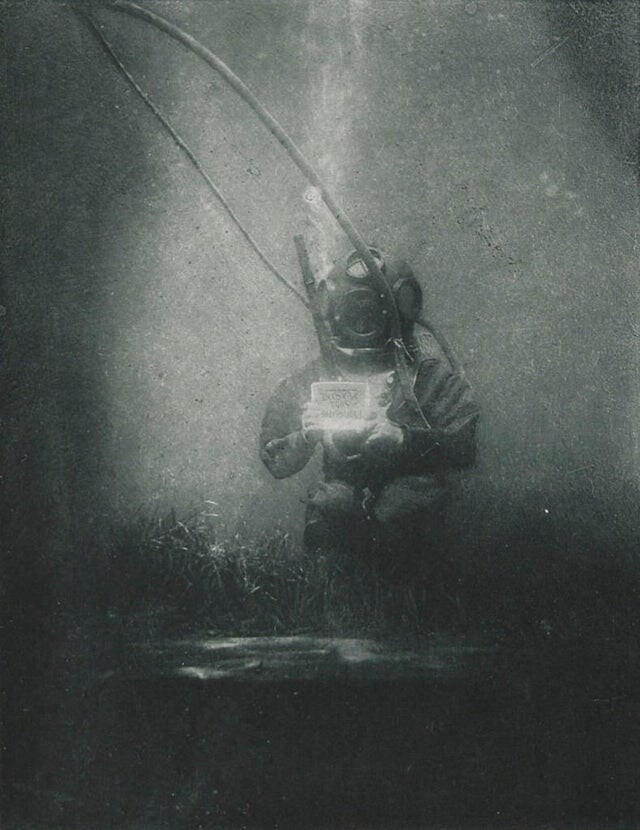 Первая в истории подводная фотография французского фотографа Луи Бутана, 1893 год