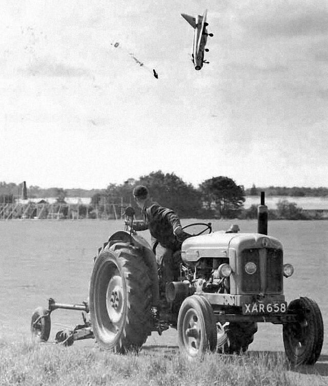 Летчик-испытатель Джордж Эйрд катапультируется незадолго до крушения своего самолета, 1962 год
