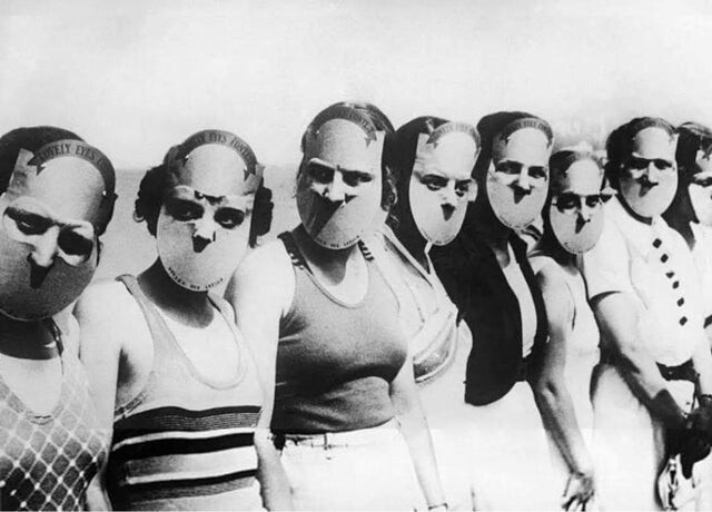 Участницы конкурса "Мисс прекрасные глаза" во Флориде, одетые в маски, чтобы их глаза оценили по достоинству, 1930 год