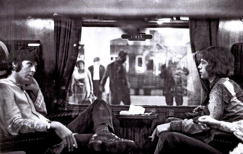 Пол Маккартни и Мик Джаггер в поезде на станции Юстон по пути в Бангор, 5 августа 1967 года