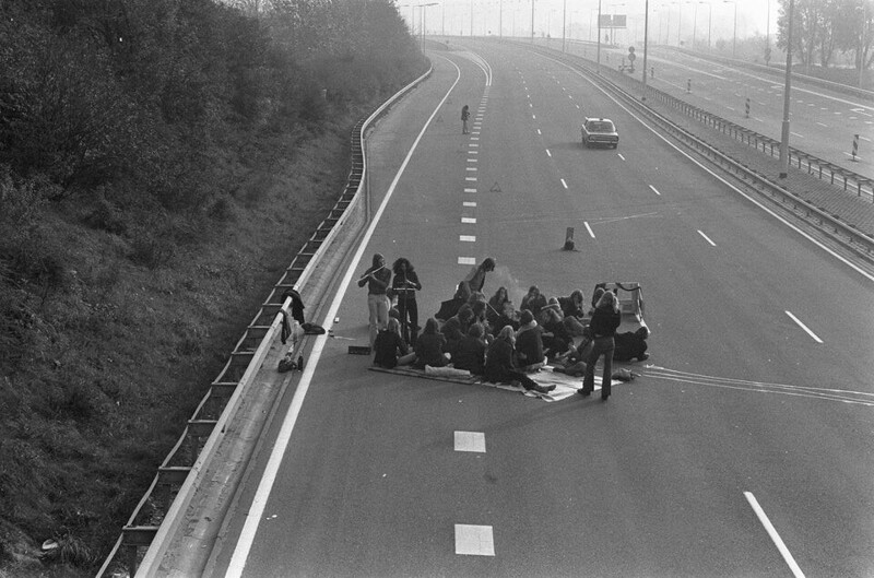 Люди, устраивающие пикник на пустынном шоссе в Нидерландах во время нефтяного эмбарго 4 ноября 1973 года
