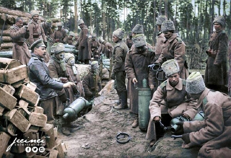 Русские солдаты готовят баллоны с хлором к применению против австрийцев, 1916 год