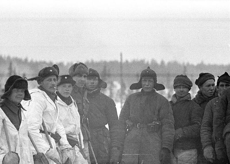 Советские и финские солдаты через несколько часов после окончания Зимней войны, окончившейся капитуляцией Финляндии. 13.03.1940 год