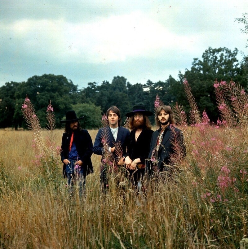 22 августа 1969 года Beatles приехали в поместье Леннона "Tittenhurst" в Беркшире и в последний раз позировали вместе перед фотокамерами