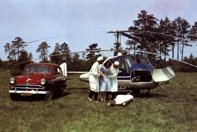 Доставка больной санитарным вертолётом КА-18. 1960 год