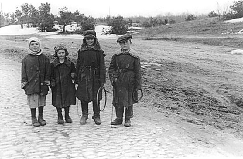 Катание обруча. Окрестности Киева. 1942. Фото немецкого офицера
