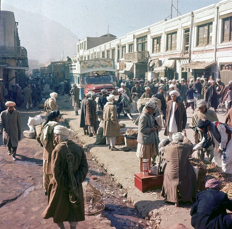  На фото улица Кабула. Фото Henry S. Bradsher, 1961 год