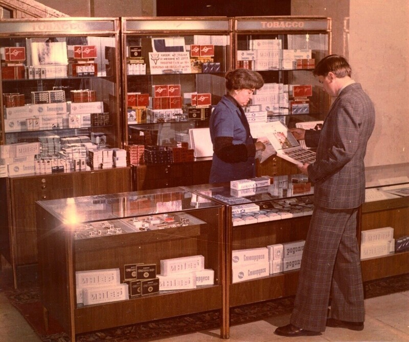 Торговля сигаретами в фойе гостиницы «Москва». 70-е года