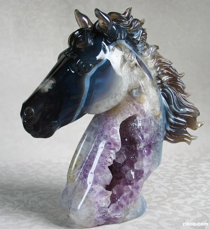 Голова лошади, вырезанная из аметистовой жеоды