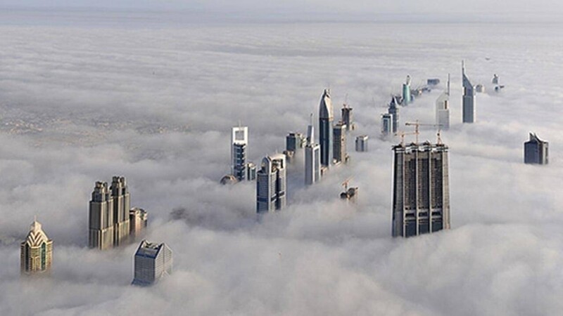 Небоскрёбы Дубая выглядывают над облаками