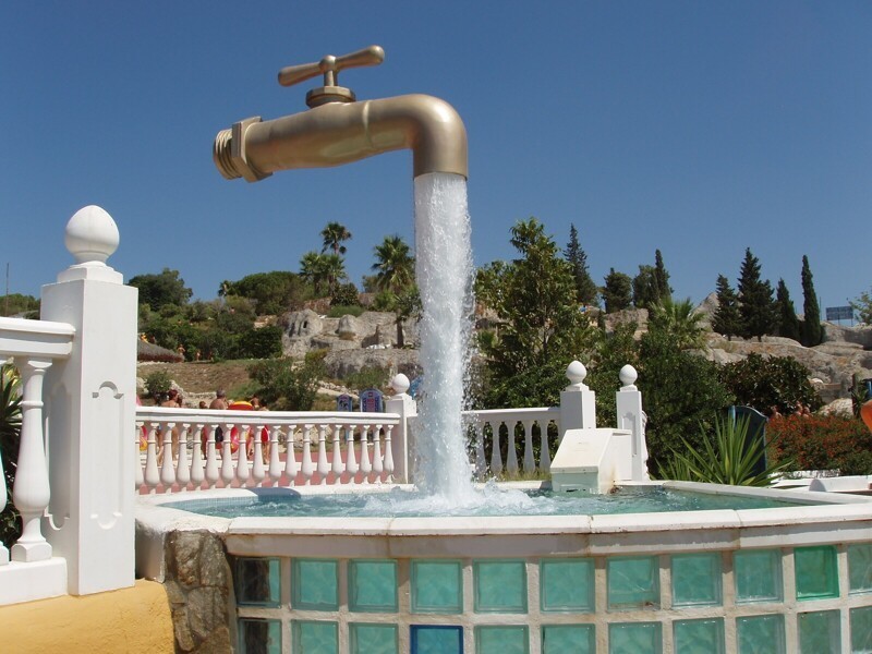 Интересный фонтан в аквапарке Санта-Марии, Испания