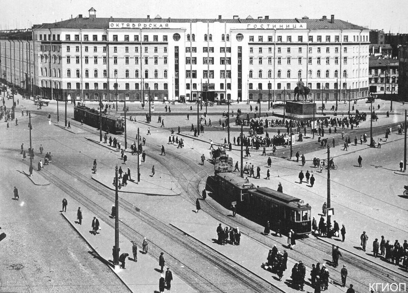 Площадь Восстания и гостиница "Октябрьская", открытая после реконструкции в 1930 году.