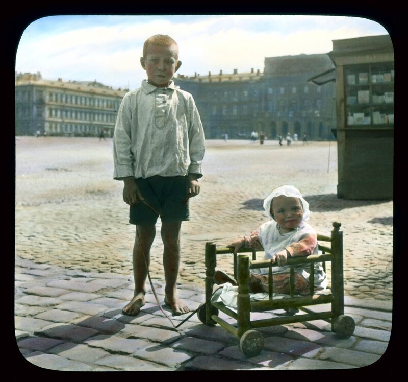 Дети на площади Воровского (ныне - Исаакиевская). Обратите внимание на импровизированную коляску из 30-х годов.