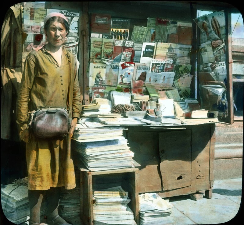 Та же самая площадь Воровского и женщина, торгующая газетами и журналами.