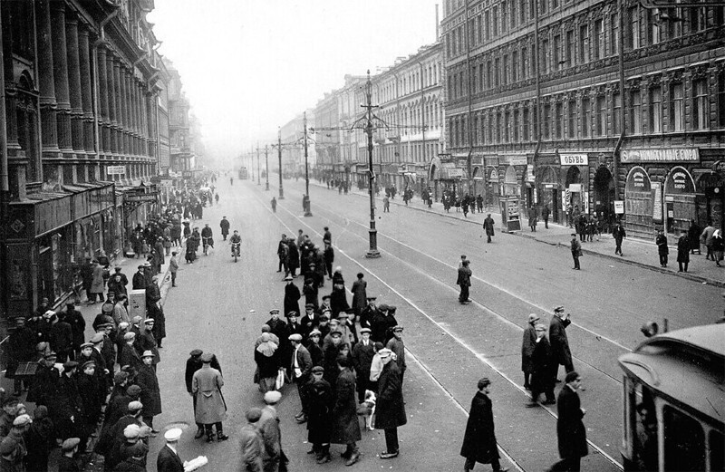 А вот так в 1932 году выглядел Владимирский проспект. Очень даже опрятненько, надо отметить.